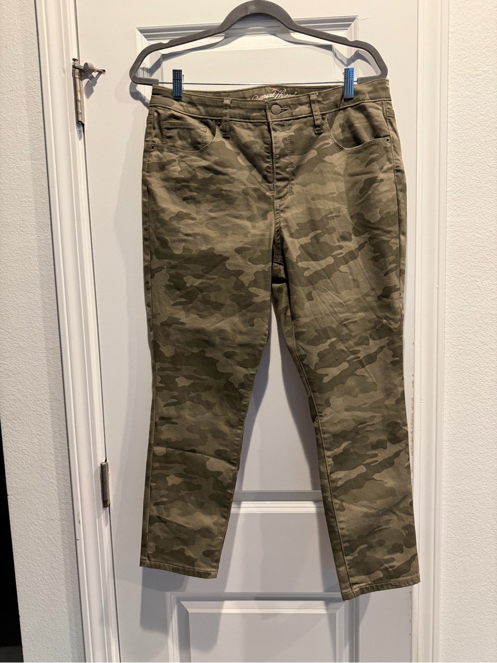 Universal Thread Olive Camo Ankle Pants - Size 14